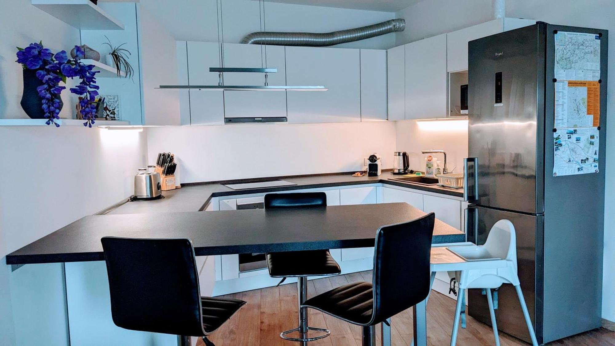 E2 Luxury Oldtown Apt - 2X Parking, Foodstore, Pcscreen, Netflix, Unlimited Music, Crib, Babychair, Fastwifi, Aircon Koszyce Zewnętrze zdjęcie